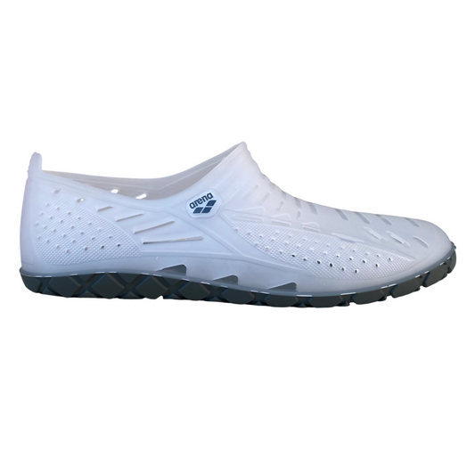 Proteggiti con le scarpe da scoglio Arena Sharm. Realizzate in morbido PVC italiano con fori traspiranti, offrono protezione e grip per tutte le attività in acqua