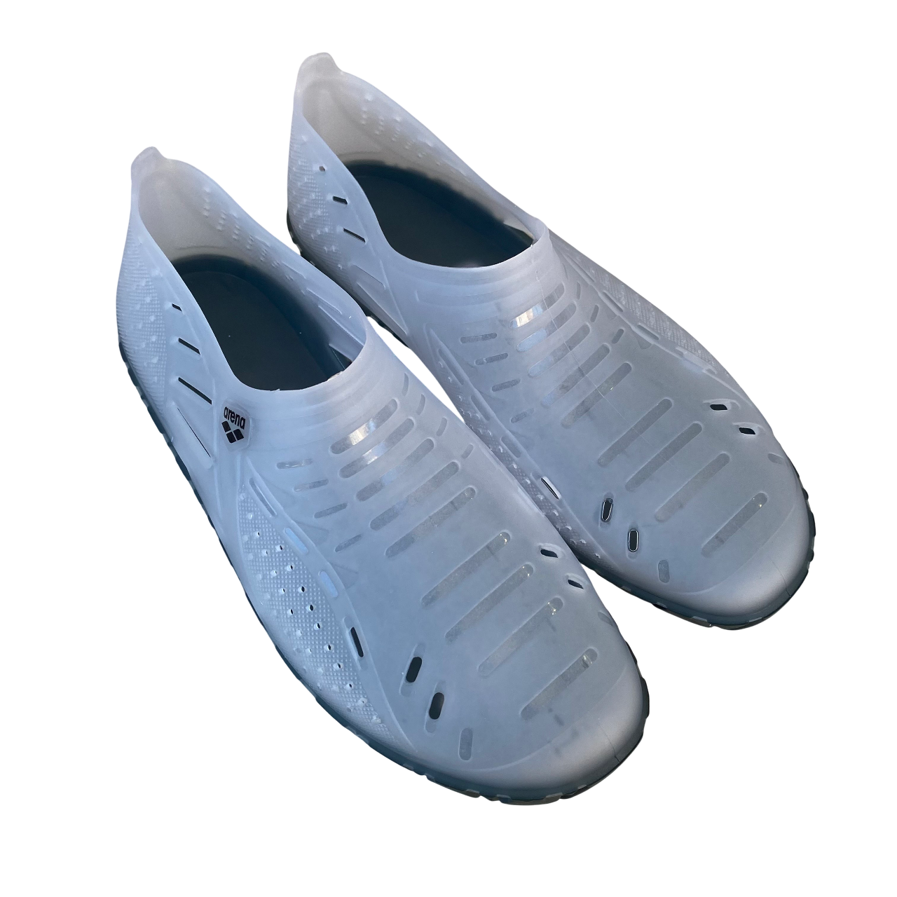 Proteggiti con le scarpe da scoglio Arena Sharm. Realizzate in morbido PVC italiano con fori traspiranti, offrono protezione e grip per tutte le attività in acqua