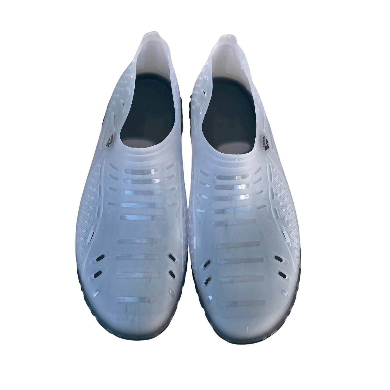 Proteggiti con le scarpe da scoglio Arena Sharm. Realizzate in morbido PVC italiano con fori traspiranti, offrono protezione e grip per tutte le attività in acqua