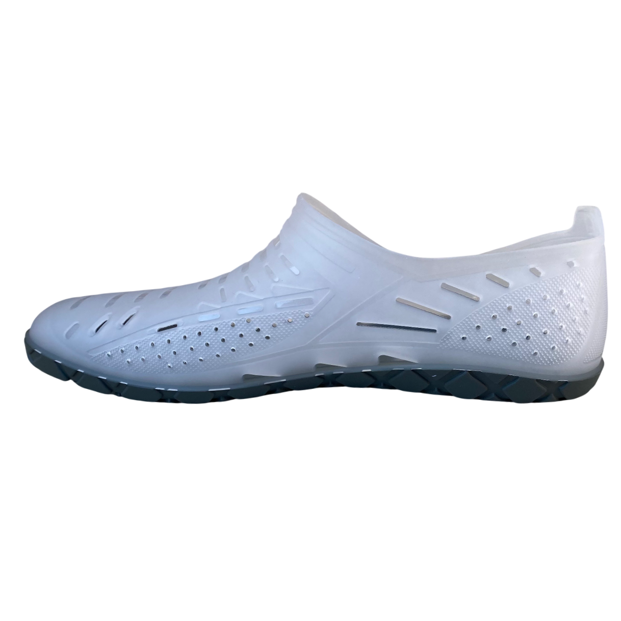 Proteggiti con le scarpe da scoglio Arena Sharm. Realizzate in morbido PVC italiano con fori traspiranti, offrono protezione e grip per tutte le attività in acqua