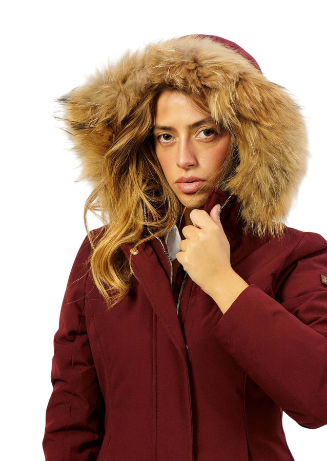 Yes Zee Cappotto Donna Tipo Parka 1390 O075 0580 Rosso Borgogna – Calore Urbano, Eleganza e Funzionalità con Cappuccio in Pelo