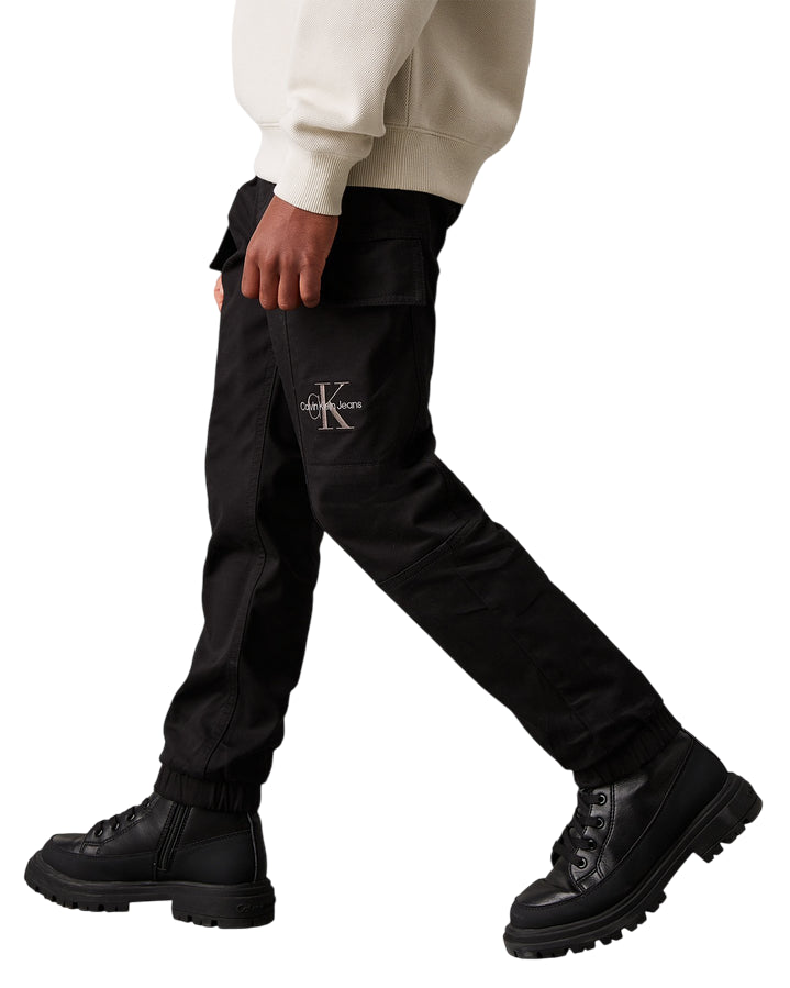 Calvin Klein CARGO Pantalone ESSENTIAL WOVEN IB0IB02270BEH Nero - Pantaloni Cargo Junior Elastici e Resistenti - laterale