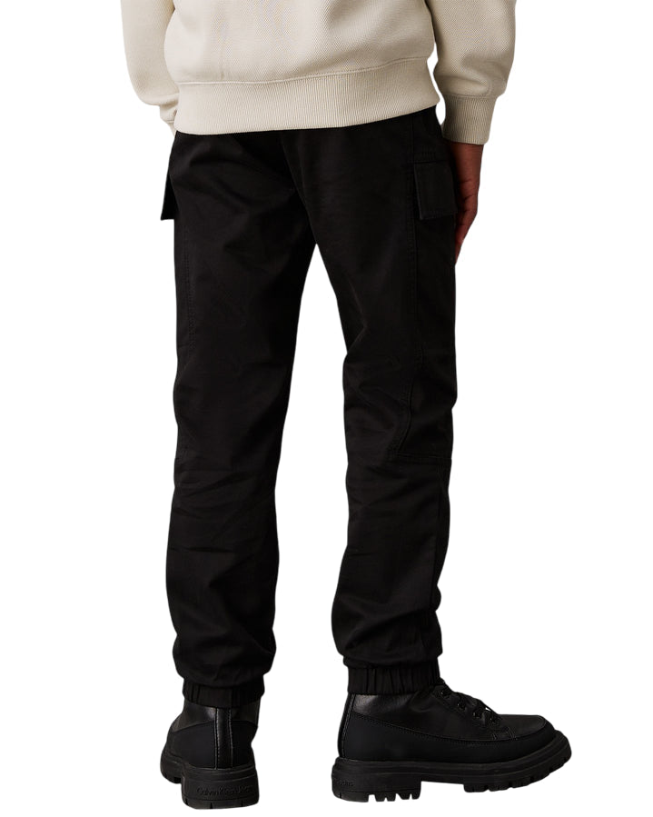 Calvin Klein CARGO Pantalone ESSENTIAL WOVEN IB0IB02270BEH Nero - Pantaloni Cargo Junior Elastici e Resistenti - retro