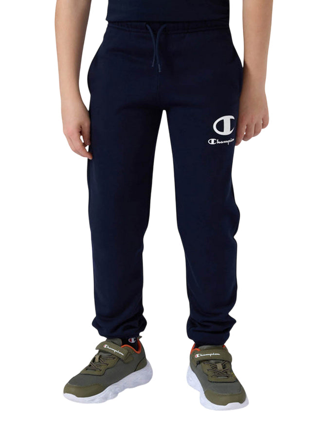 Pantalone Champion junior con elastico 307392 BS501 blu vista frontale con logo Champion e tasche laterali per bambini