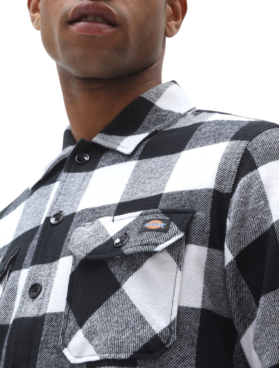 Dettaglio delle due tasche sul petto della camicia Dickies Sacramento con divisorio per penne