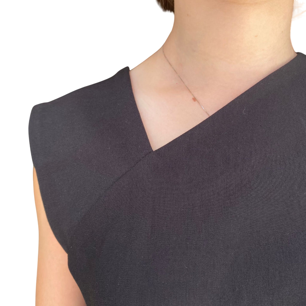 Dettaglio scollo abito lungo Yes Zee donna nero con design femminile raffinato