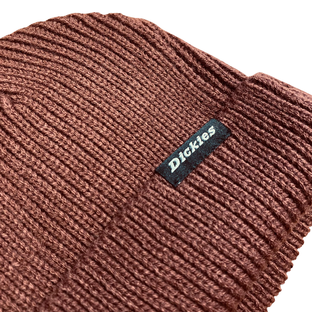 Etichetta Dickies cucita sul berretto Woodworth Andorra, simbolo di autenticità e qualità del brand workwear americano