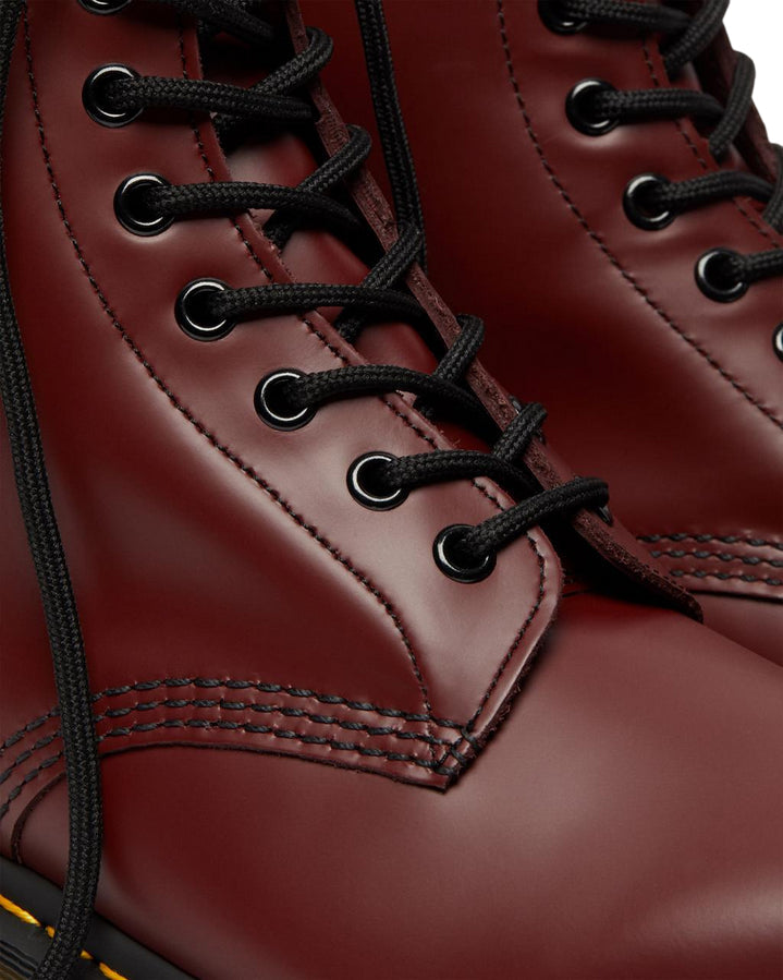 Dr. Martens – Stivale Stringato 1460 Mono 11822600 Rosso Ciliegia | Pelle Smooth, Icona Urban, Comfort Everyday