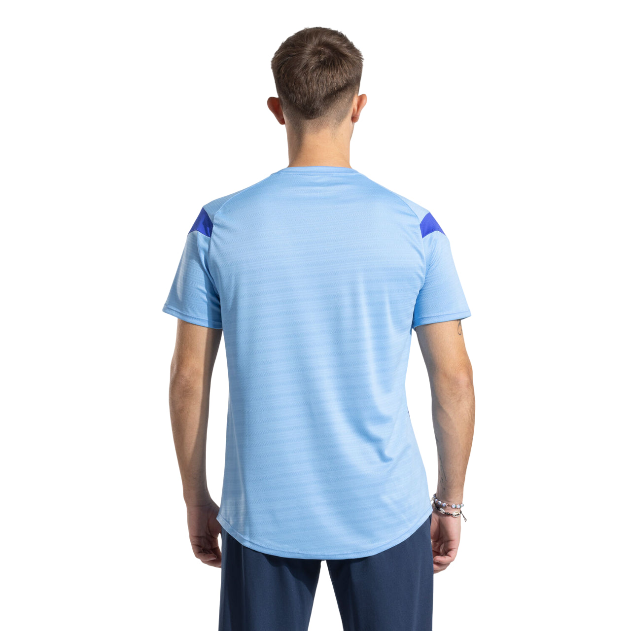 Vista posteriore della maglia tennis Joma uomo 104202.383 indossata, evidenzia il taglio sportivo e la qualità del tessuto