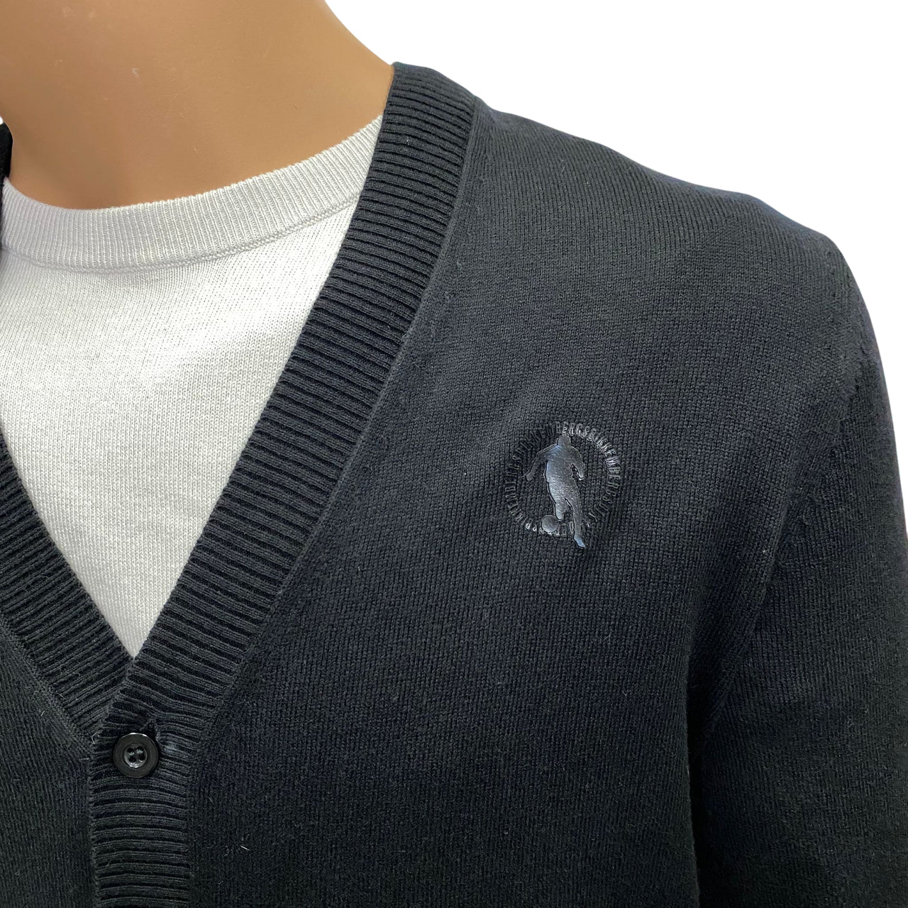 Bikkembergs Cardigan Uomo BMM0984 8000 Nero – Eleganza e Comfort