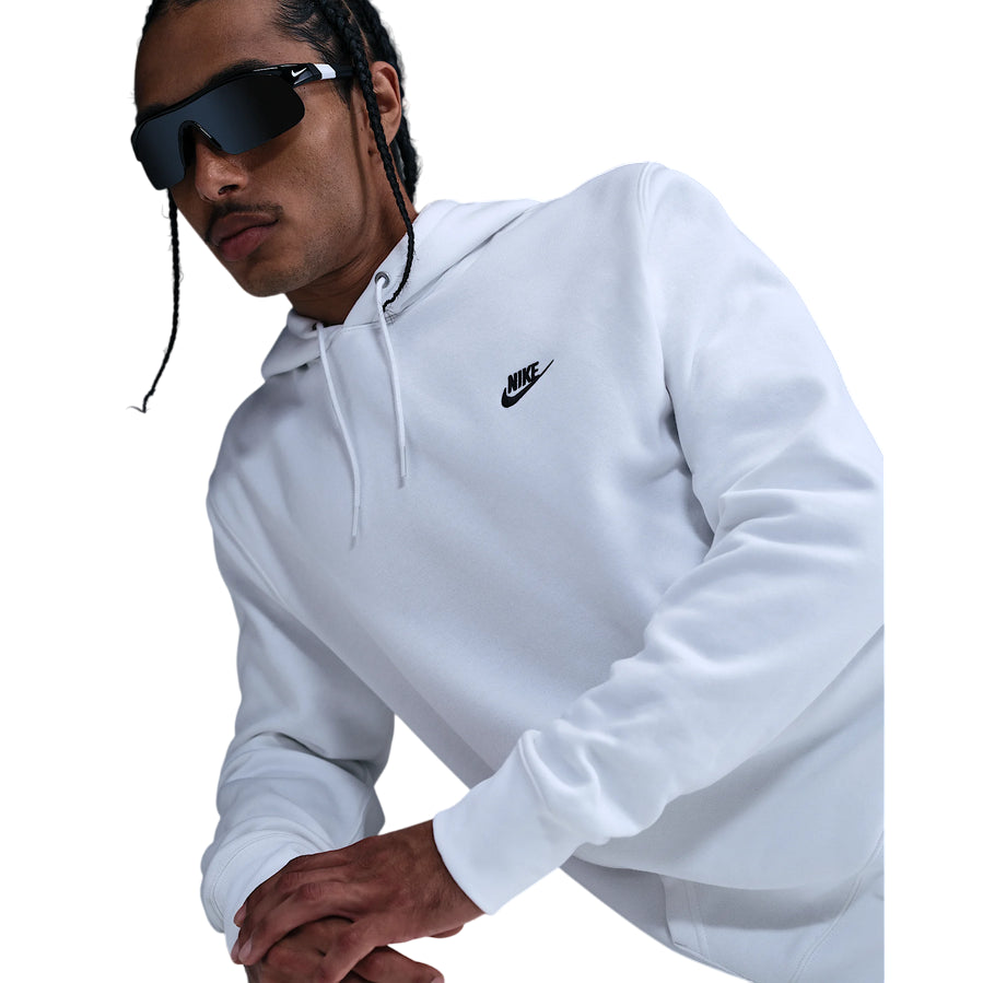 Dettaglio logo Nike ricamato su felpa Club Fleece bianca con finitura premium e stile classico