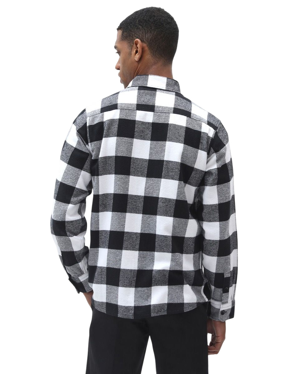 Modello che indossa la camicia Dickies Sacramento nera, stile casual workwear