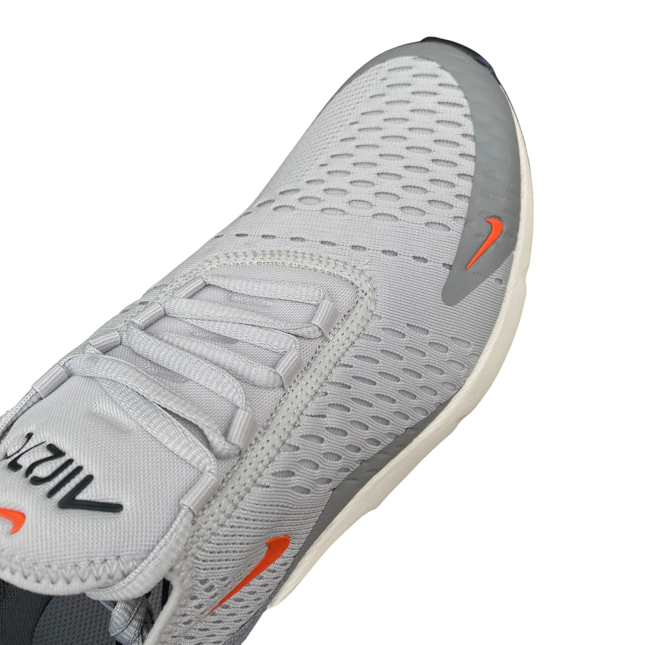 Nike Air Max 270 grigie da uomo modello DR8616-001 con unità Air visibile, design moderno e ammortizzazione superiore per uso quotidiano e sportivo - punta