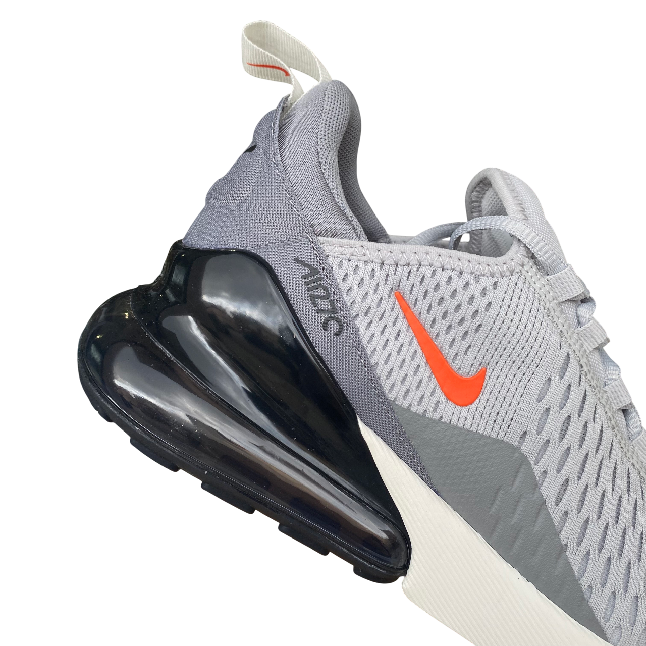 Nike Air Max 270 grigie da uomo modello DR8616-001 con unità Air visibile, design moderno e ammortizzazione superiore per uso quotidiano e sportivo - tacco