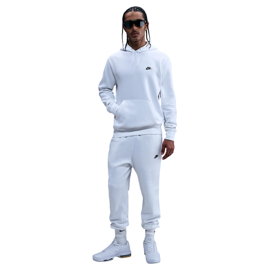 Felpa Nike Club Fleece FN3859-100 bianca indossata per stile casual comfort e look quotidiano impeccabile