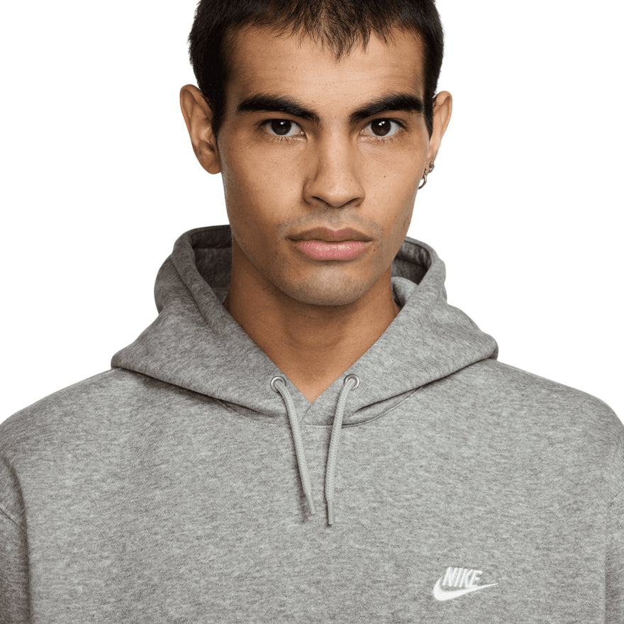 Nike FN3859-063 - Felpa Club Uomo con Cappuccio Grigia - DETTAGLIO LOGO