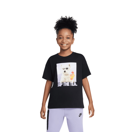 T-shirt Nike Sportswear nera per ragazza modello HQ2337-010 con stampa 'Sip The Tea', 100% cotone, vestibilità loose fit, ideale per look casual