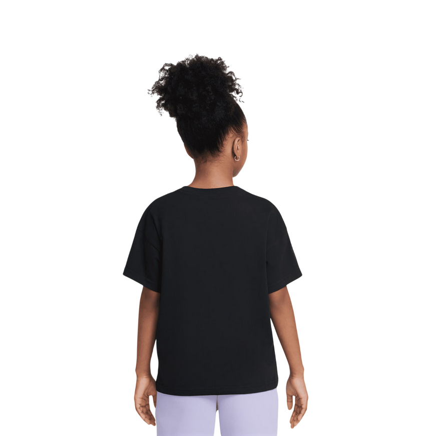 T-shirt Nike Sportswear nera per ragazza modello HQ2337-010 con stampa 'Sip The Tea', 100% cotone, vestibilità loose fit, ideale per look casual