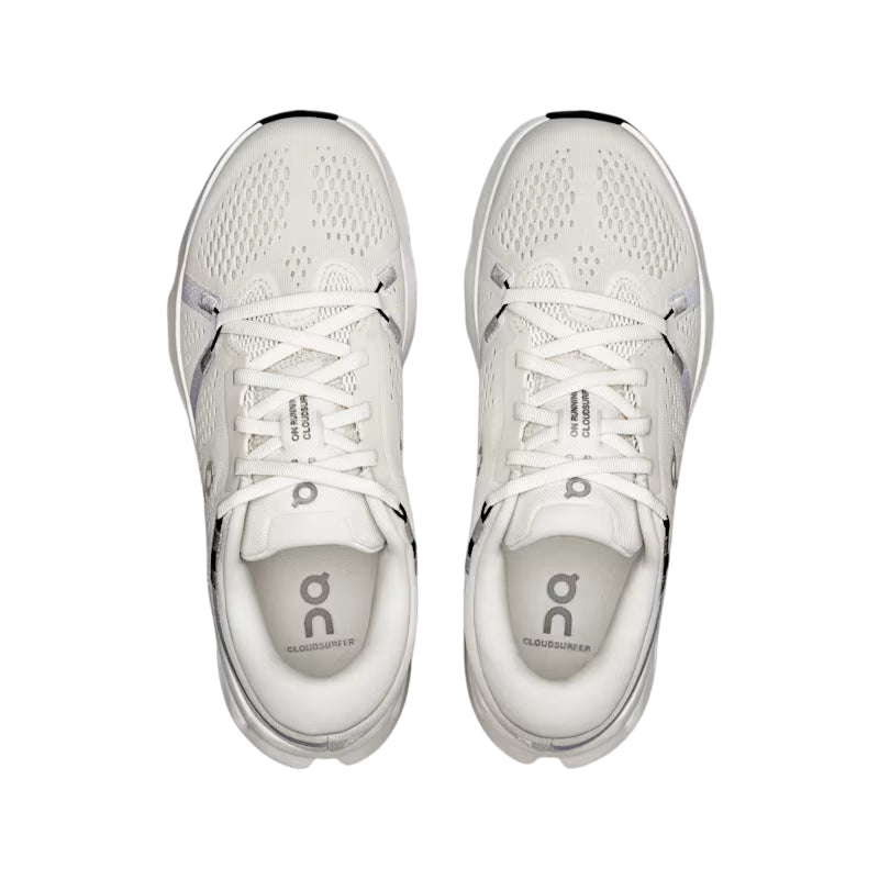 Vista dall'alto delle scarpe running On Cloudsurfer 2 donna avorio, tomaia in mesh traspirante per comfort e freschezza
