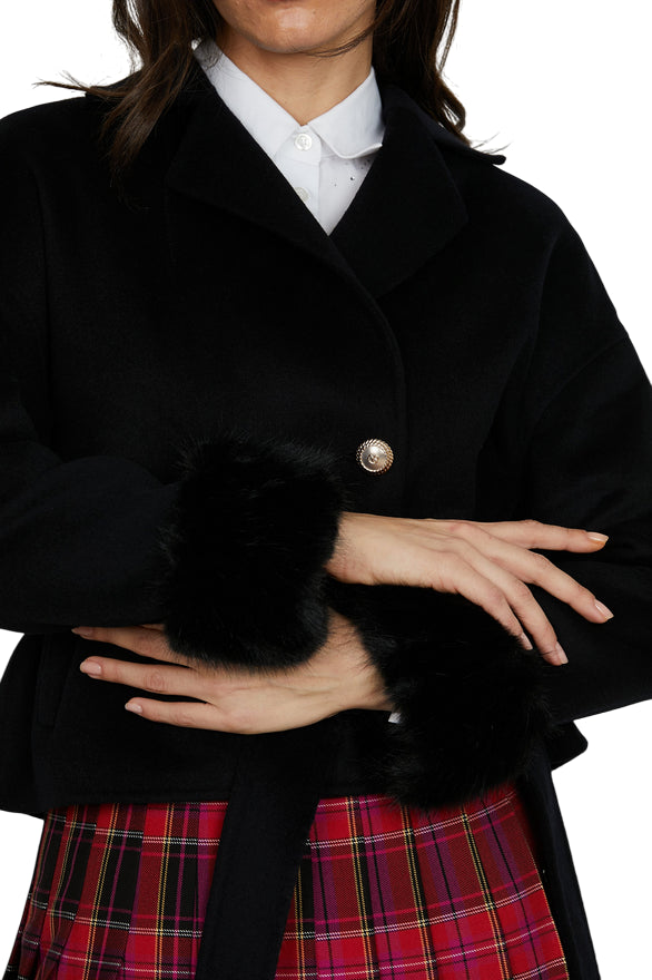 Relish – Cappotto SAN_PAOLO Corto Manica Lunga Doppiopetto con Bordi Pelliccia, Tasche e Cintura RDA2505377033 Nero | Lusso Moderno, Silhouette Sofisticata e Calore Autunno Inverno - dettaglio