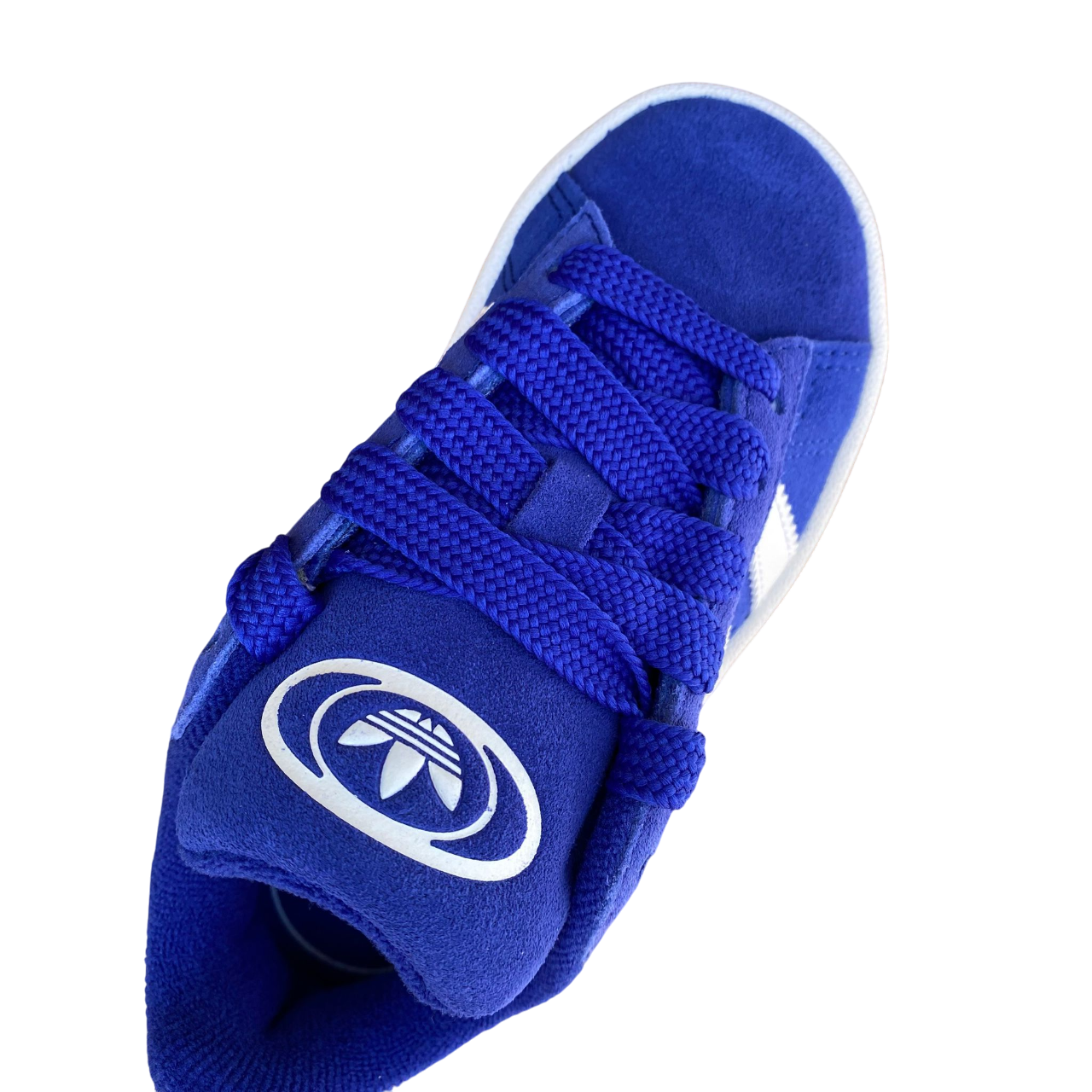 Dettaglio tomaia scamosciata azzurra e logo Adidas, lacci 