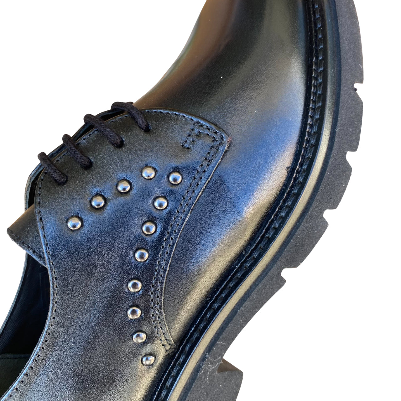 Vueva – Scarpa Bassa Donna in Pelle con Borchiette UB385203M1 Nero | Chic Grintoso e Comfort di Tendenza - dettaglio