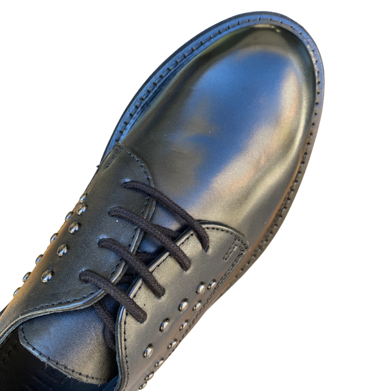 Vueva – Scarpa Bassa Donna in Pelle con Borchiette UB385203M1 Nero | Chic Grintoso e Comfort di Tendenza - punta