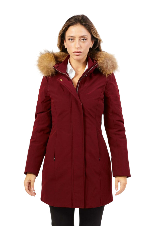 Yes Zee Cappotto Donna Tipo Parka 1390 O075 0580 Rosso Borgogna – Calore Urbano, Eleganza e Funzionalità con Cappuccio in Pelo