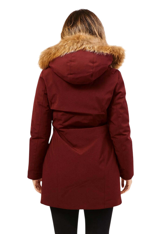 Yes Zee Cappotto Donna Tipo Parka 1390 O075 0580 Rosso Borgogna – Calore Urbano, Eleganza e Funzionalità con Cappuccio in Pelo